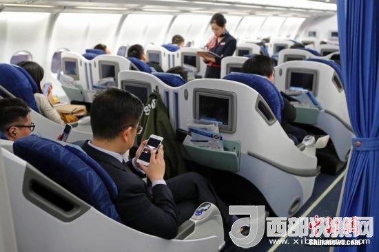 在東航MU5137航班上，旅客全程在飛行模式下可以使用手機(jī)。殷立勤 攝