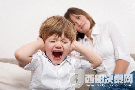 這時孩子可能會一直哭，甚至觀察父母的反應(yīng)。父母這時候可以讓他哭，哭累了自然就會停下，要讓孩子明白“鬧起來沒道理我不會心疼你”。