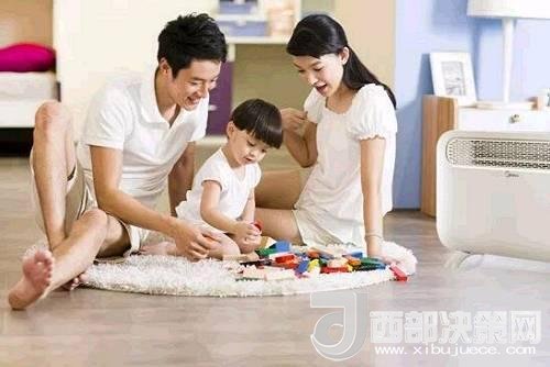 兒童時期，孩子好奇心強，喜歡“打破砂鍋問到底”、“探究性拆東西”、“自言自語做游戲”。這些聽似好笑，看似頑皮的言行舉止，恰恰就是孩子創(chuàng)造火花的閃現(xiàn)。心理學(xué)家鄧斯克認為，小孩子在游戲中的“假裝”會大大促進他們的發(fā)散思維。