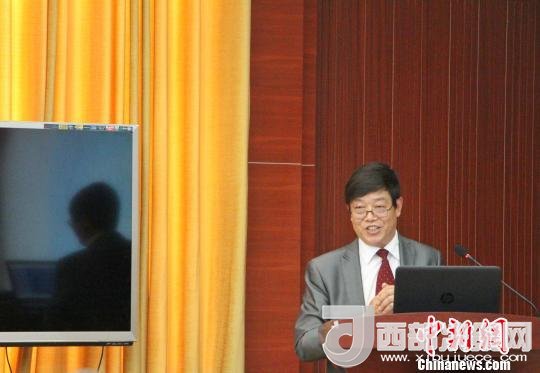 圖為中南大學(xué)教授歐陽(yáng)友權(quán)在現(xiàn)場(chǎng)作了題為“我國(guó)文化產(chǎn)業(yè)發(fā)展的三大拐點(diǎn)與高校的責(zé)任”報(bào)告。　趙曉 攝