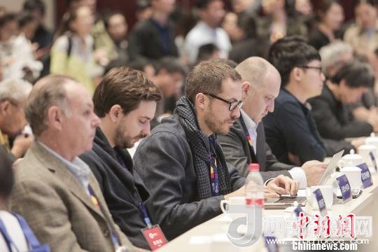 河北工業(yè)設(shè)計創(chuàng)新中心(以下簡稱HIDC)啟動儀式暨“設(shè)計促轉(zhuǎn)型·創(chuàng)新贏未來”國際工業(yè)設(shè)計工作坊26日在河北省省會石家莊市舉行。圖為與會各國設(shè)計師。　肖欣 攝