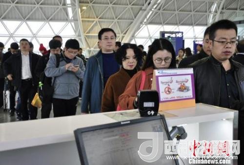 圖為旅客等待進(jìn)入客艙?！慰∶?攝