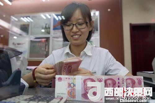 7月5日，山西太原一銀行工作人員正在清點(diǎn)貨幣。人民幣對美元匯率中間價(jià)在經(jīng)歷了過去11個(gè)交易中的10次下調(diào)后終于迎來大漲。5日，中國外匯交易中心公布人民幣對美元匯率中間價(jià)報(bào)6.6180，較前一交易日大幅上調(diào)415個(gè)基點(diǎn)，創(chuàng)下自2017年10月11日以來的最大升幅。<a target='_blank' >中新社</a>記者 張?jiān)?攝