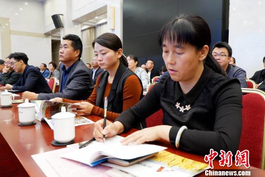 圖為與會嘉賓聆聽專家演講?！±铍h 攝