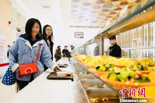 　資料圖：消費者在餐廳就餐?！惴?攝