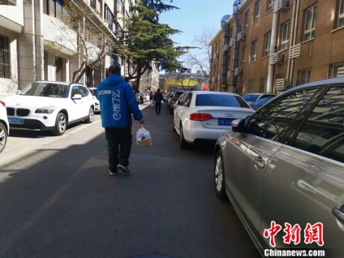 圖為餓了么配送員正在送餐。 謝藝觀 攝