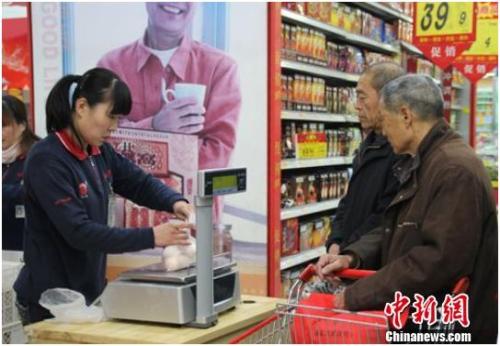 資料圖：在保定市北市區(qū)一家大型超市內(nèi)，促銷員正在為購買雞蛋的市民稱量、打包。李芳華 攝