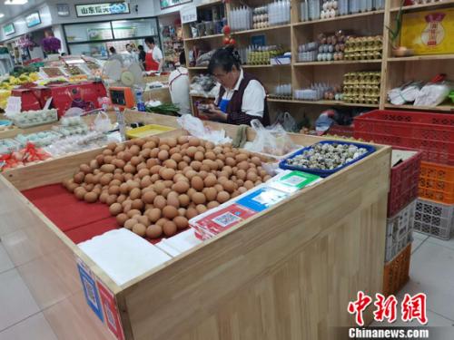 圖為菜市場里賣的雞蛋。 謝藝觀 攝