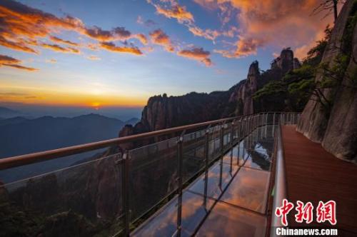  資料圖：霞光映照在三清山棧道玻璃上?！溆榔?攝