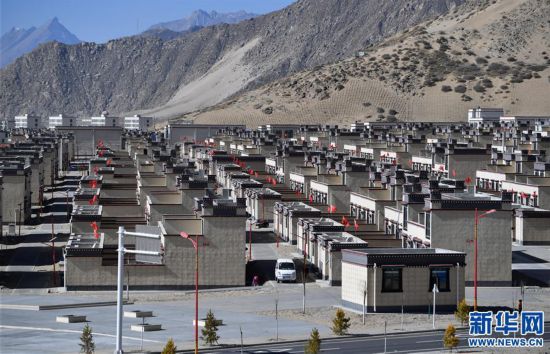 （新春走基層）（1）我們將在低海拔新居過(guò)年——極高海拔地區(qū)群眾生態(tài)搬遷安置點(diǎn)見(jiàn)聞