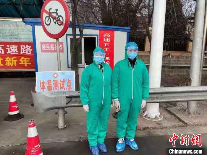 鄉(xiāng)鎮(zhèn)衛(wèi)生院和社區(qū)衛(wèi)生中心工作人員排查發(fā)熱患者?！〗樾菔嗅t(yī)療集團(tuán)供圖 攝