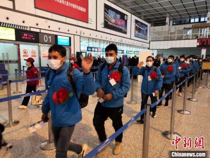 外出務(wù)工人員有序排隊辦理登記手續(xù)?！O友軍 攝