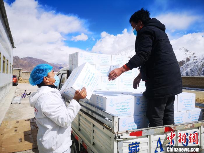 圖為工作人員搬運(yùn)物資。堆龍德慶區(qū)宣傳部供圖