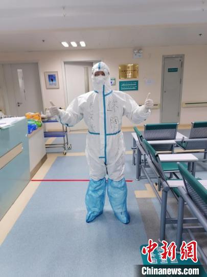 徐陶在工作中。四川援助湖北醫(yī)療隊供圖