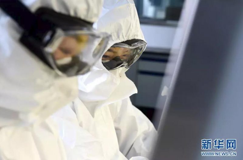 ▲資料圖片：負(fù)責(zé)新型冠狀病毒核酸檢測的工作人員，在實(shí)驗(yàn)室進(jìn)行樣本處理。（新華社發(fā) 周牧 攝）