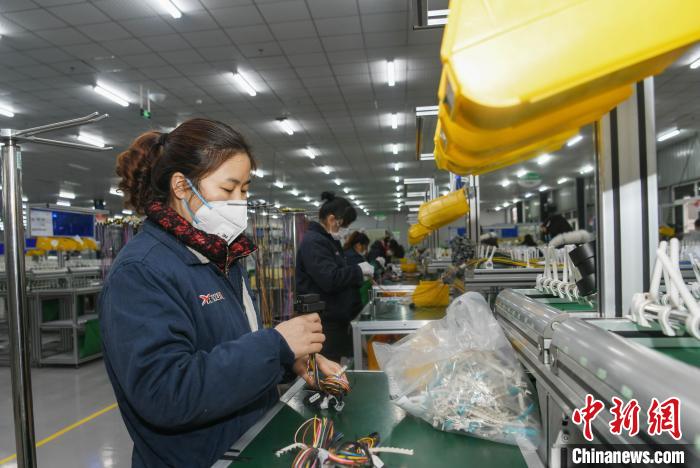 工人戴著口罩搶抓生產(chǎn)。　康建林 攝