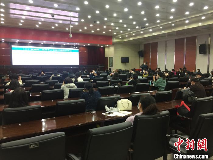 山西選派554名疫情防控指導(dǎo)員駐校指導(dǎo)高三年級(jí)開(kāi)學(xué)疫情防控。　高瑞峰 攝