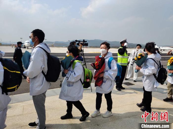 圖為交警向醫(yī)療隊敬禮?！№n帥南 攝