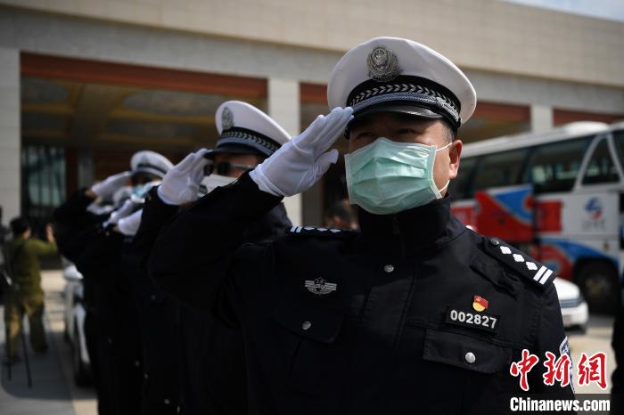 圖為交警們向醫(yī)療隊敬禮。　康平 攝