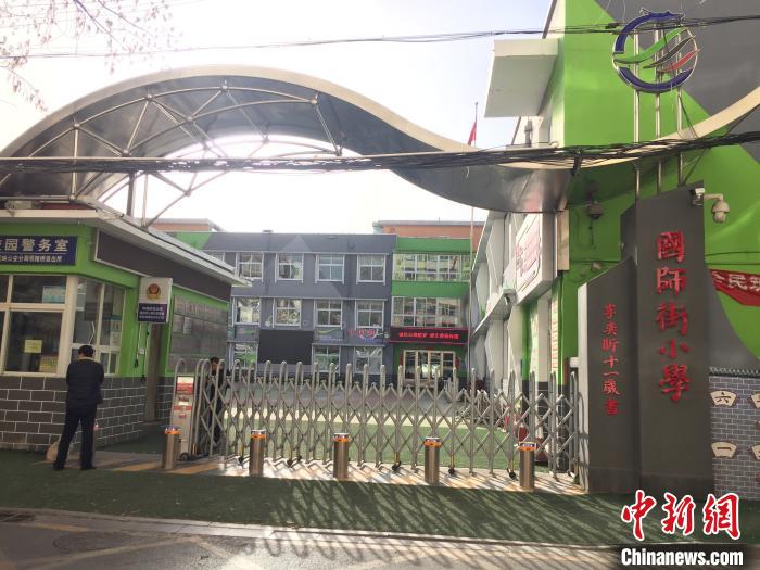 校門口設置臨時等候區(qū)，區(qū)域四周5米為禁行區(qū)?！「呷鸱?攝