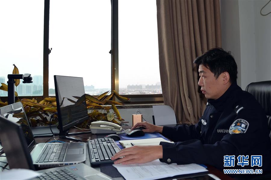 （習(xí)近平致敬的戰(zhàn)“疫”英雄·公安干警篇·圖文互動(dòng)）（8）他們，抗疫一線鑄警魂