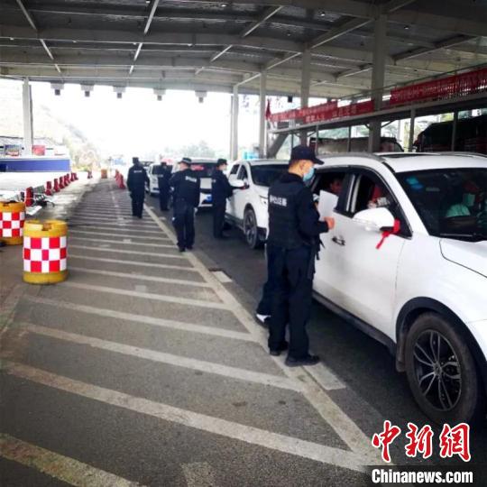 圖為云南一邊境檢查站防控疫情同時嚴防境外毒品滲透。　云南省公安廳供圖 攝