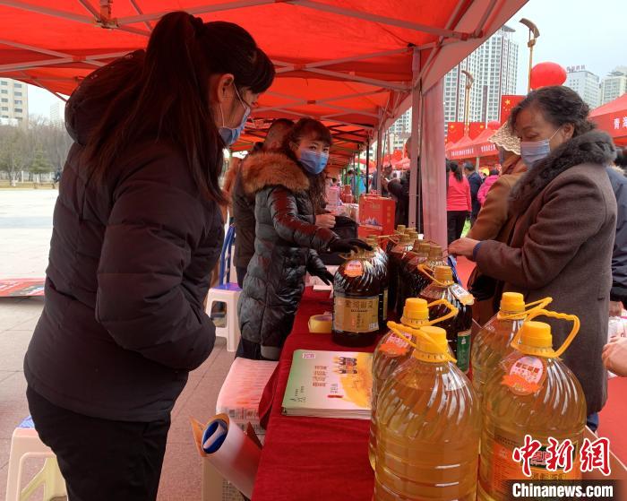 圖為市民們正在采購(gòu)商品?！O睿 攝