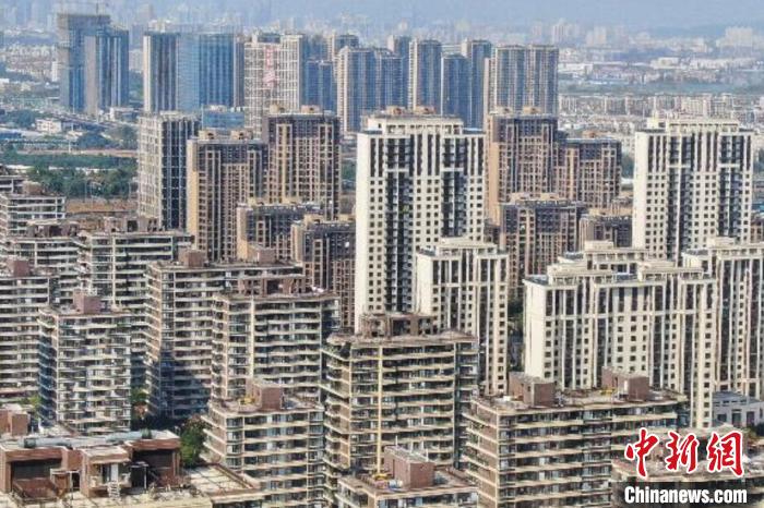 房地產(chǎn)行業(yè)作為特殊的商品銷售業(yè)，受疫情影響，一些企業(yè)資金回籠困難，亟待金融和稅務(wù)部門的政策支持?！°蟛?攝