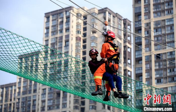 新消防員進(jìn)行T型救援操展示?！⒅铱?攝
