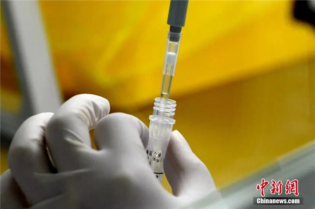資料圖：工作人員正在準(zhǔn)備檢測試劑。<a target='_blank'  data-cke-saved- >中新社</a>記者 王東明 攝