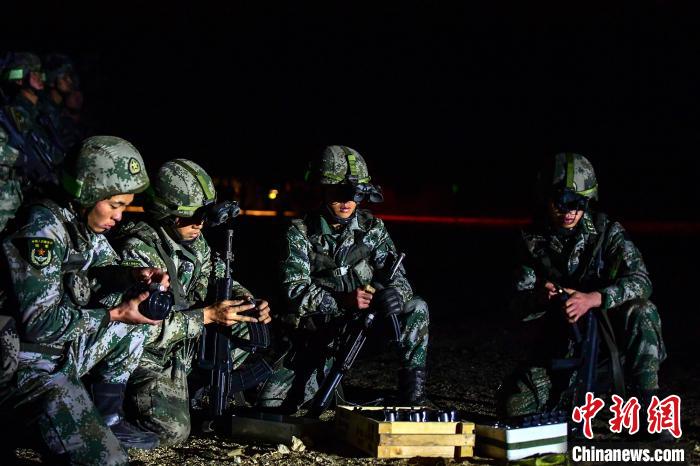 戰(zhàn)士正在補(bǔ)充彈藥?！∑呀?攝