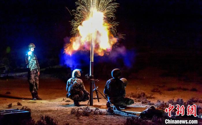 演練中偵察兵在夜間利用迫擊炮摧毀敵輕型裝甲?！」鶘|東 攝