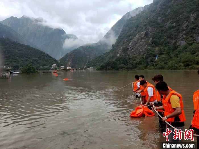 救援人員正在全力營救被困群眾。　丹巴宣提供 攝