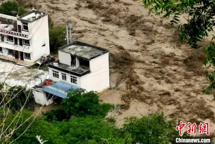 洪水淹沒房屋?！〉ぐ托峁?攝