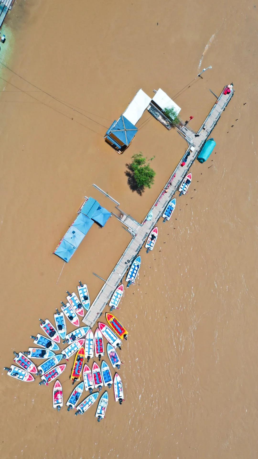 ▲圖為6月27日已暫時關(guān)閉的黃河蘭州段一處快艇碼頭（無人機(jī)照片）。新華社發(fā)（郎兵兵 攝）