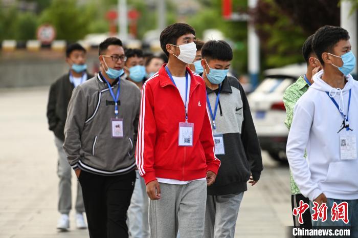 7月7日，考生在拉薩三高考點外有序排隊，等待進入考場。　何蓬磊 攝