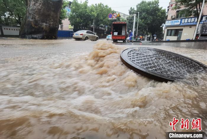 圖為重慶萬州城區(qū)積水嚴重。　重慶萬州區(qū)委宣傳部供圖 攝