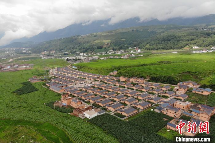 甲甲溝村新建農(nóng)房掩映在農(nóng)作之間?！埨?攝