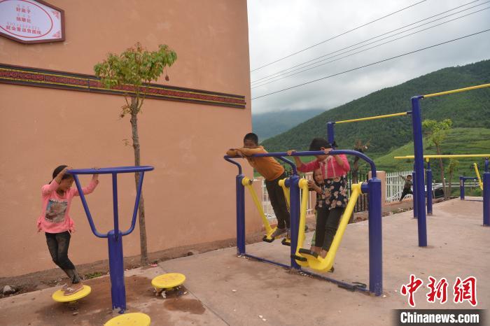 甲甲溝村里玩耍的孩子?！埨?攝