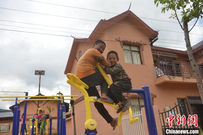 甲甲溝村里玩耍的孩子?！埨?攝