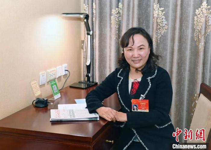 全國人大代表，浙江省臺州市椒江區(qū)大陳實(shí)驗(yàn)學(xué)校校長、黨支部書記翁麗芬 蔡榮章 攝