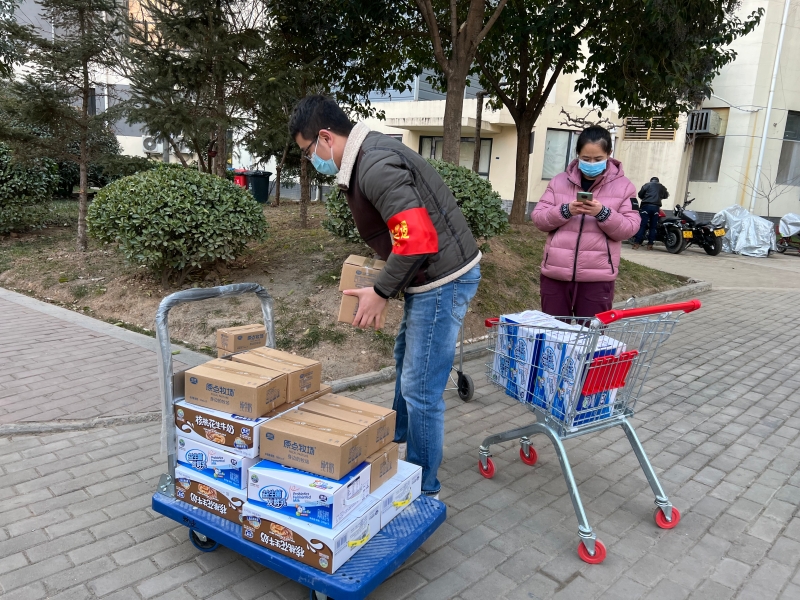 呼童心在分發(fā)物資 呼童心在分發(fā)物資