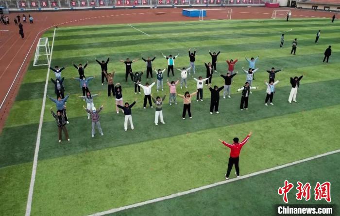 寧夏大學(xué)校園內(nèi)，學(xué)生跟隨老師練習(xí)八段錦。 謝宇 攝
