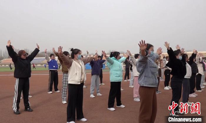 寧夏大學(xué)校園內(nèi)，學(xué)生練習(xí)八段錦。 謝宇 攝