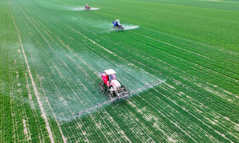 2024年2月18日，安徽省亳州市，利辛縣紀王場鄉(xiāng)孫老家村麥田，農(nóng)民駕駛自走式高桿噴霧機對小麥進行噴藥作業(yè)。